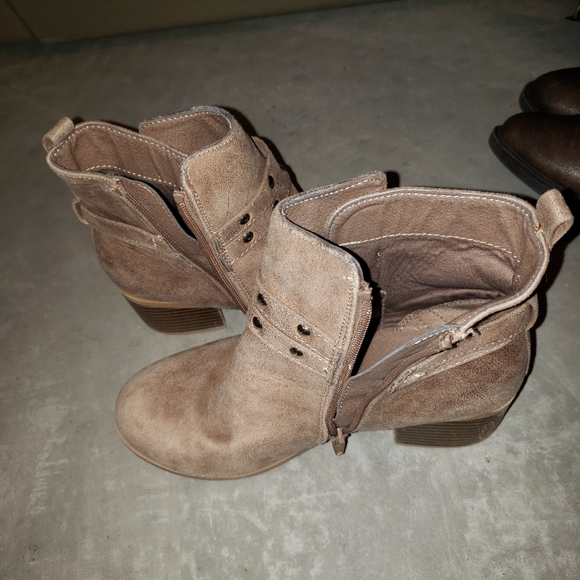 Boots - Picture 2 of 3